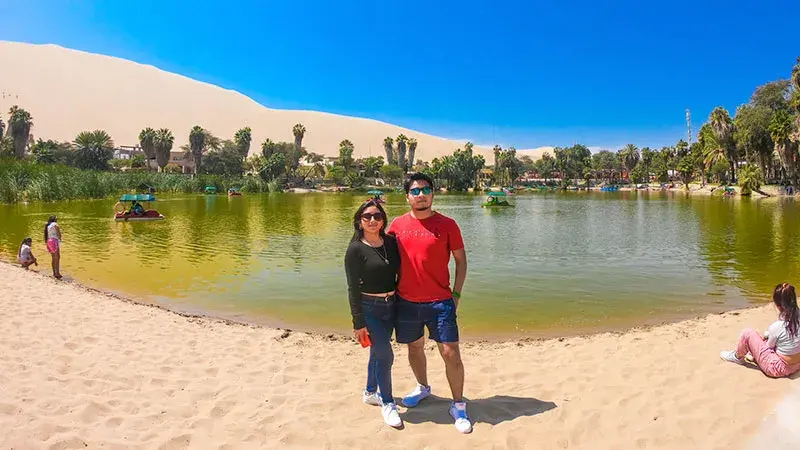 Laguna de Huacachina rodeada de dunas en el tour full day Yakupark y Huacachina.